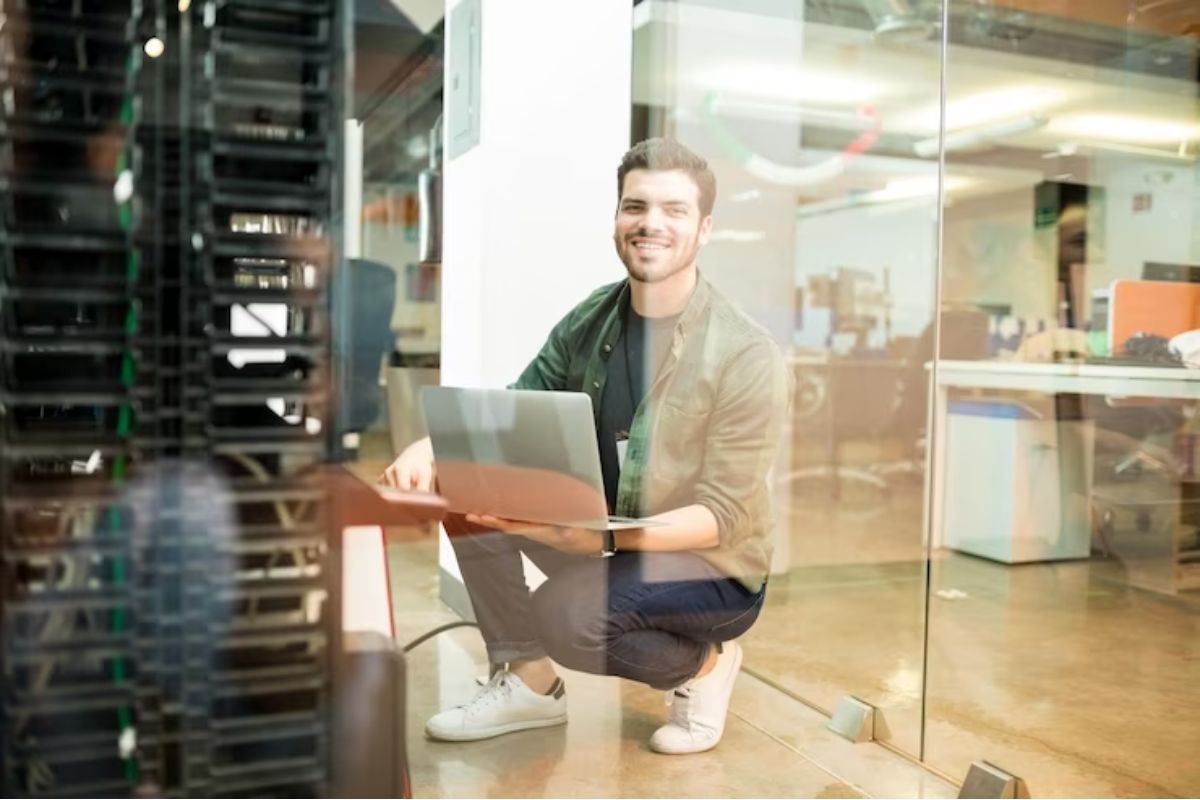  a imagem ilustra um técnico configurando um dns servidor 