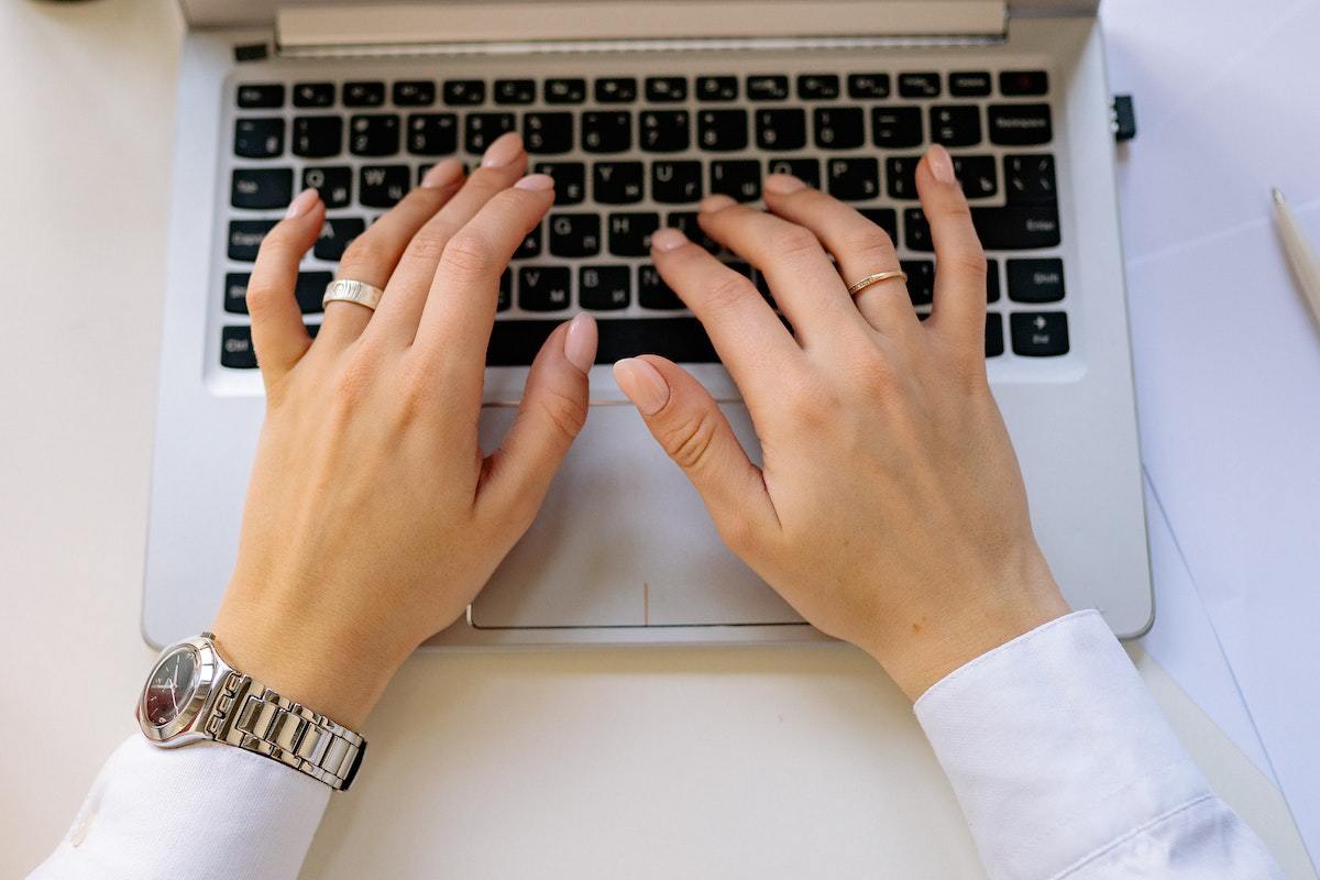 O que é um endereço de IP e quais os seus tipos? a imagem ilsutra uma pessoa procurando sobre endereço de IP