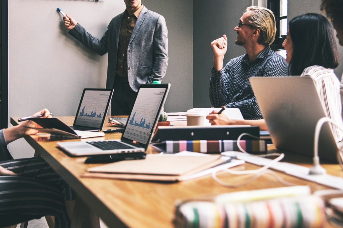 Gestão por competência: o que é e quais as vantagens de seu uso a imagem ilsutra uma reunião sobre gestão por competência