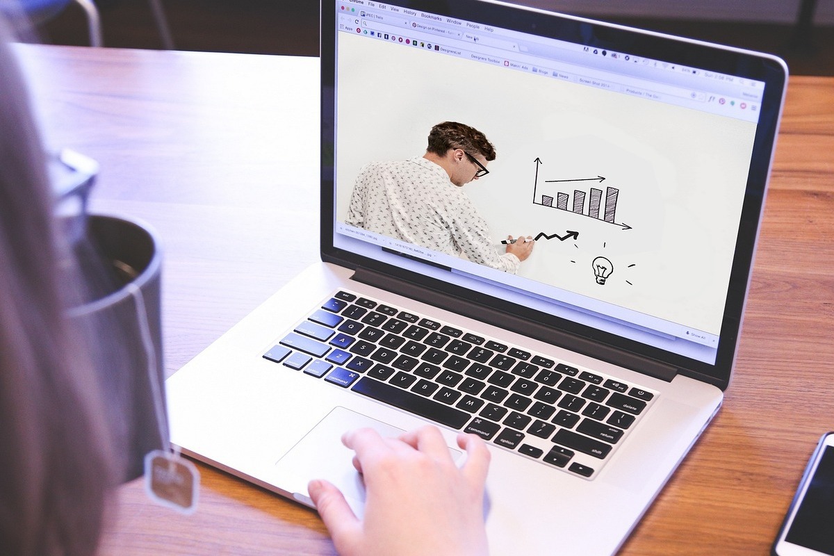 Qual é o melhor site de cursos gratuitos? a imagem ilustra uma plataforma de site de cursos gratuitos