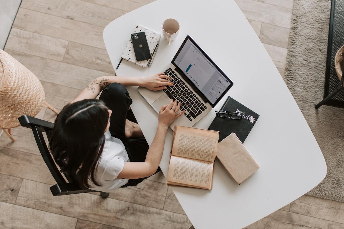 Qual é o melhor site de cursos gratuitos? a imagem ilustra uma mulher estudando em um site de cursos gratuitos