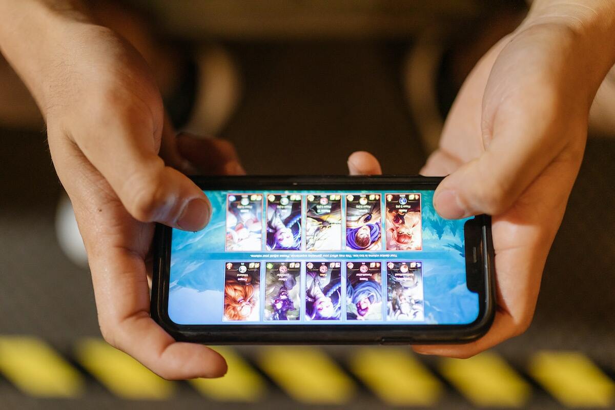 Quais são os melhores sites de jogos gratuitos e como acessar com segurança? a imagem ilustra uma pessoa jogando um dos sites de jogos gratuitos