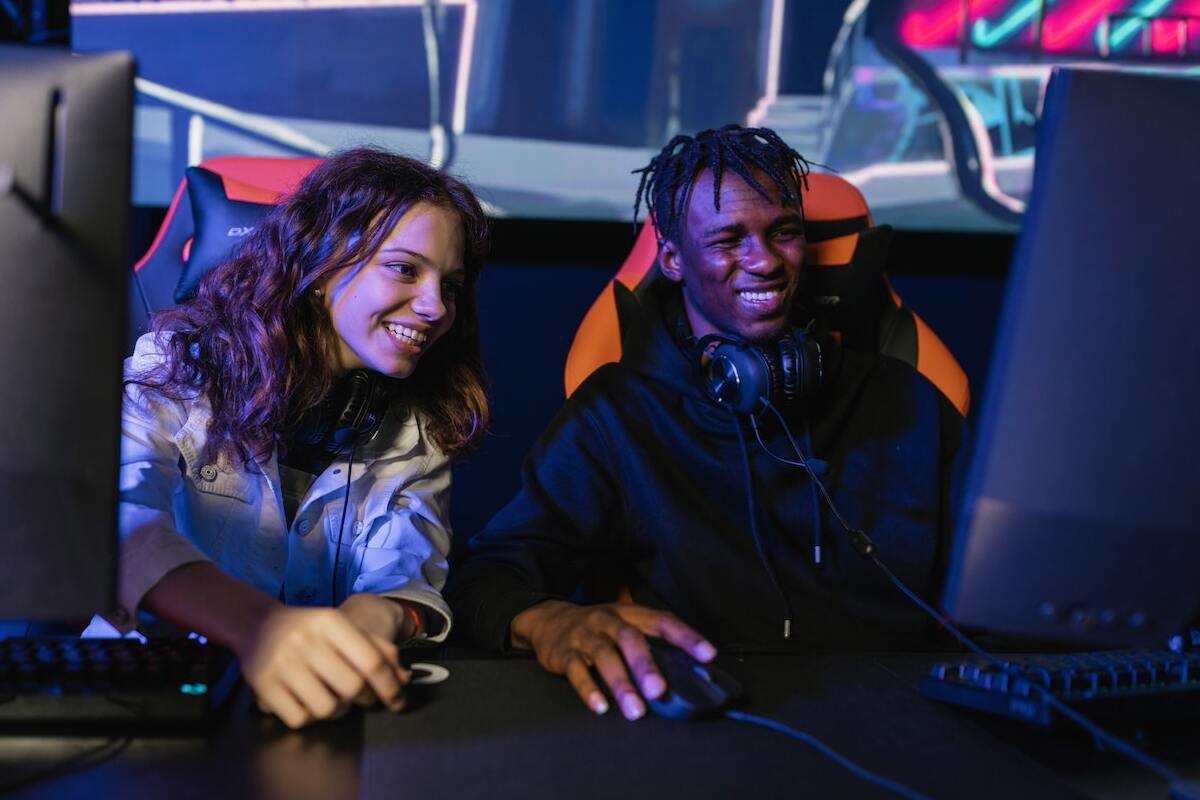 Quais são os melhores sites de jogos gratuitos e como acessar com segurança? a imagem ilustra duas pessoas jogando em um dos sites de jogos gratuitos