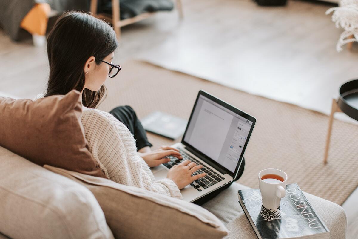 Escolha os melhores sites para resumir textos de forma rápida e simples a imagem ilustra uma mulher usando um dos sites para resumir textos