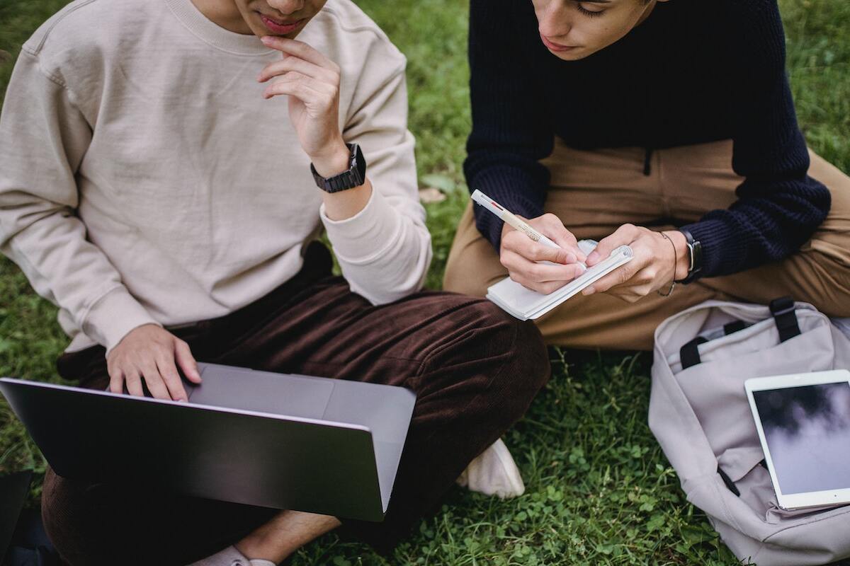 a imagem ilustra dois jovens usando um dos sites para remumir textos 