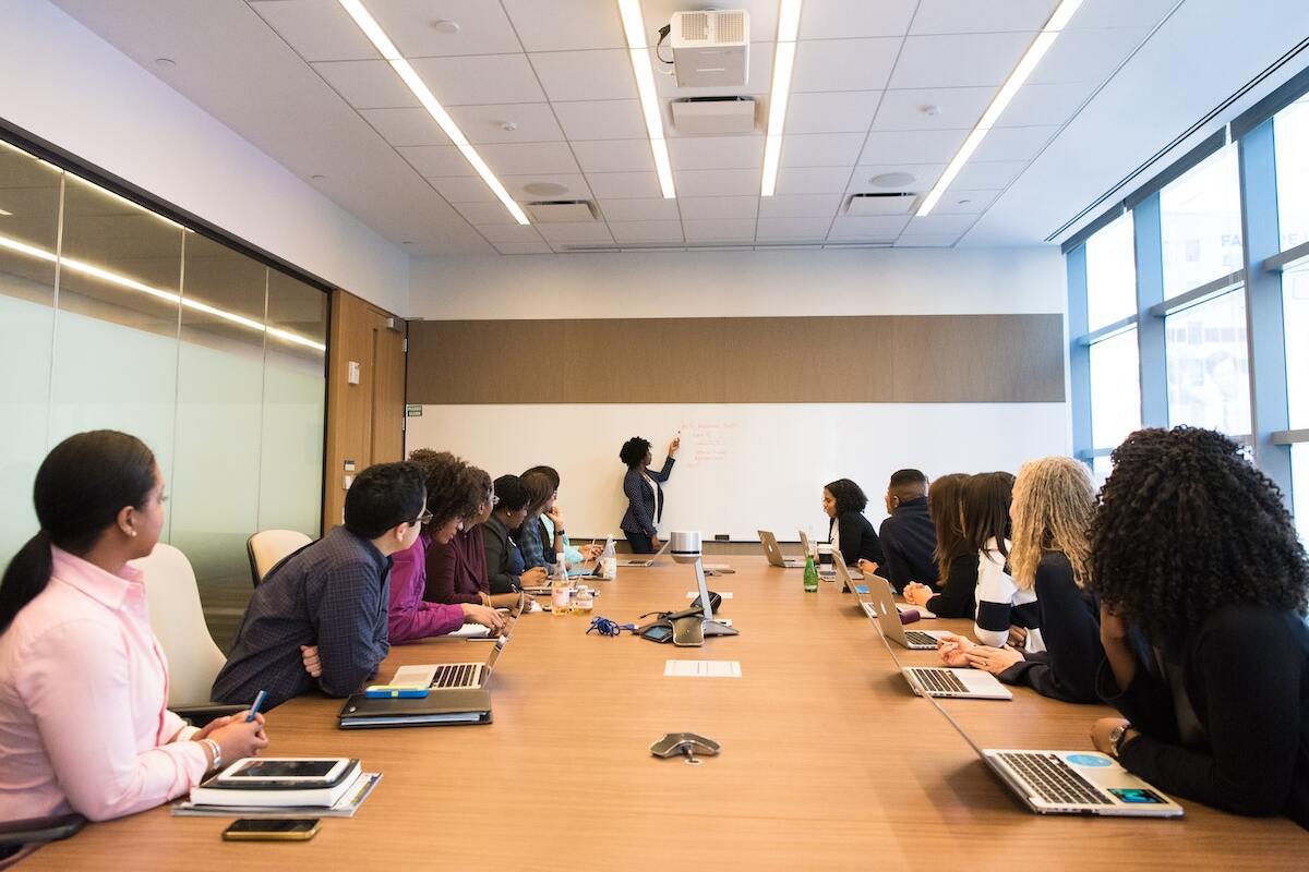 Vendas b2b: veja a melhor maneira de fazer a imagem ilustra uma reunião de vendas b2b