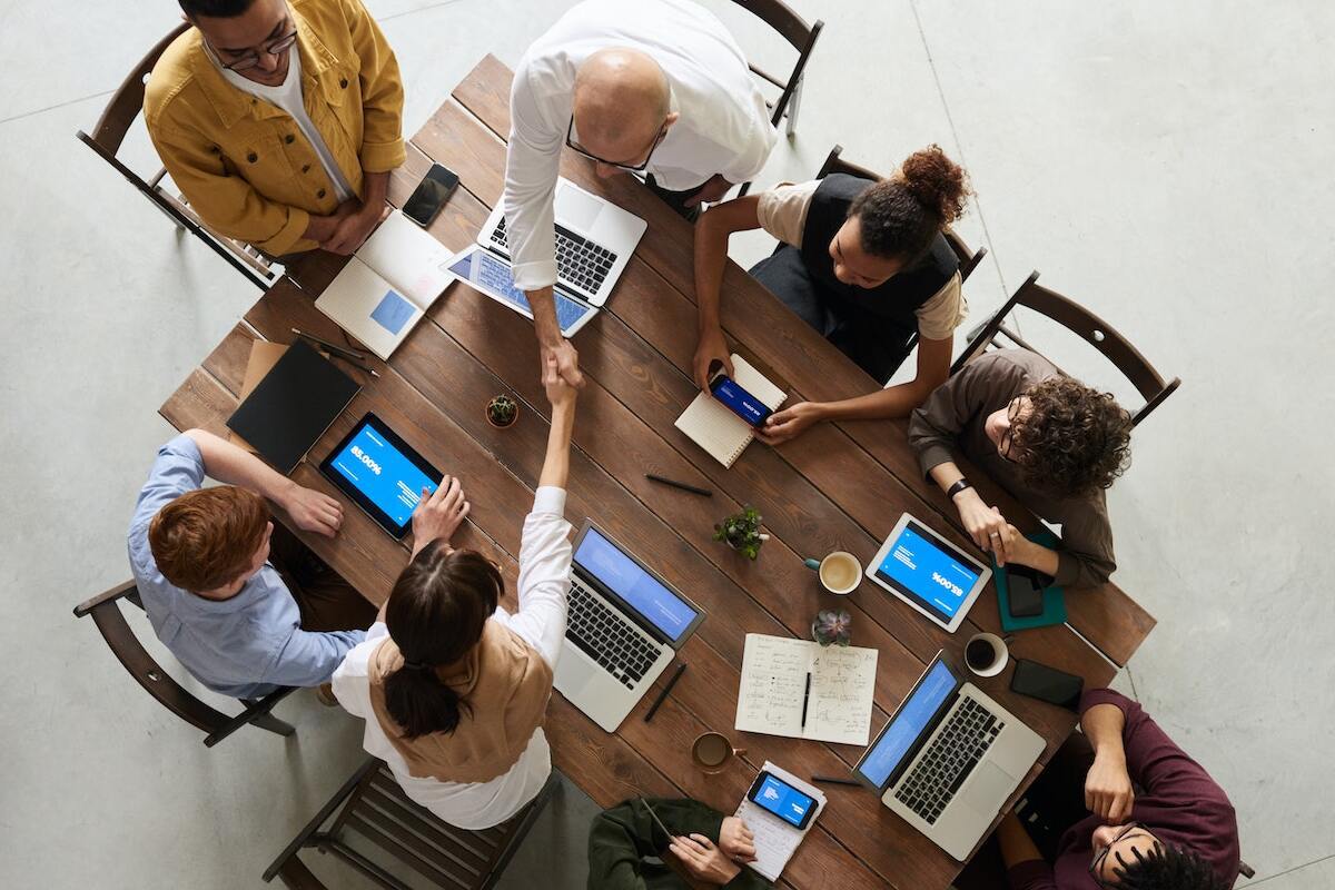 Vendas b2b: veja a melhor maneira de fazer a imagem ilustra o fechamento de vendas b2b