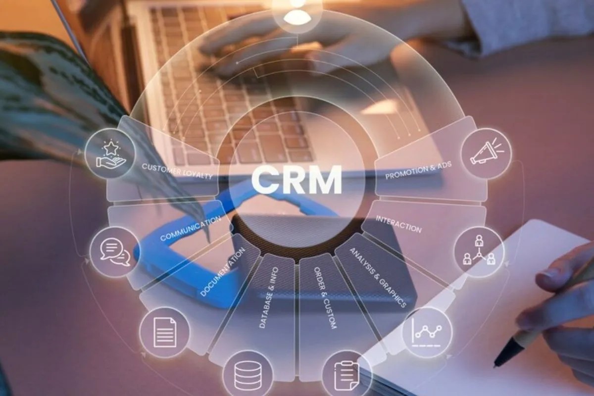 CRM gratuito: conheça os melhores para sua empresa Sistema CRM digital exibido em uma tela, com ícones representando a gestão de relacionamento com clientes e dados empresariais.