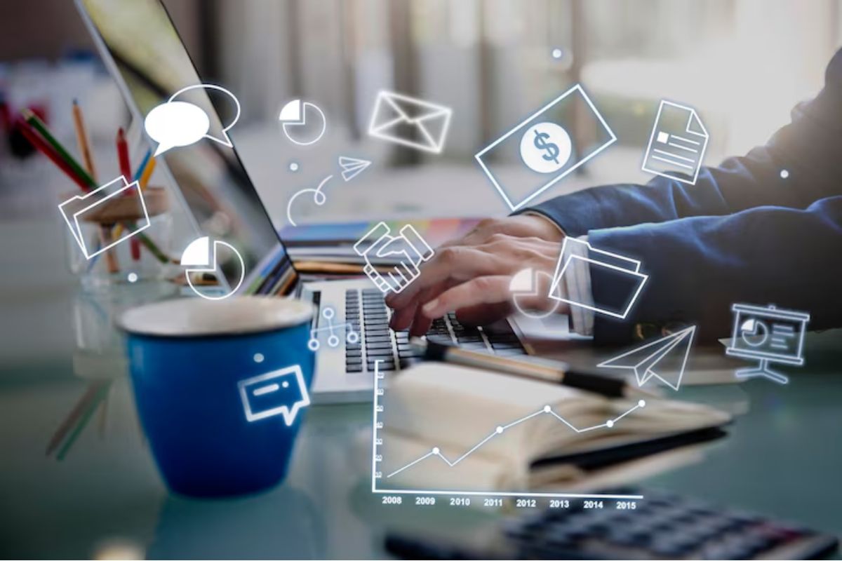 Dicas para fazer vendas pela internet em 2024 Pessoa digitando em um laptop, com ícones digitais flutuando sobre a tela, representando transações, gráficos de vendas e comunicações empresariais.
