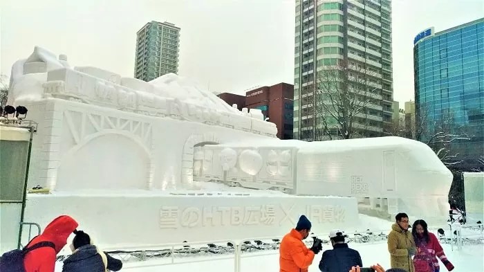 【2019年8丁目】雪のＨＴＢ広場　大雪像！届いたあたり前が、届ける喜び。　～今日も走るレッドベア～