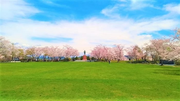 立像と桜の広場