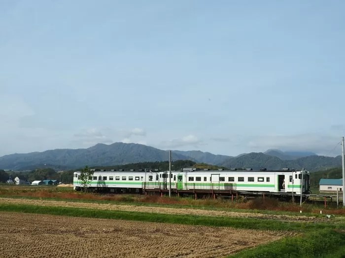 「南下徳富駅」ホームはまるで朝礼台？