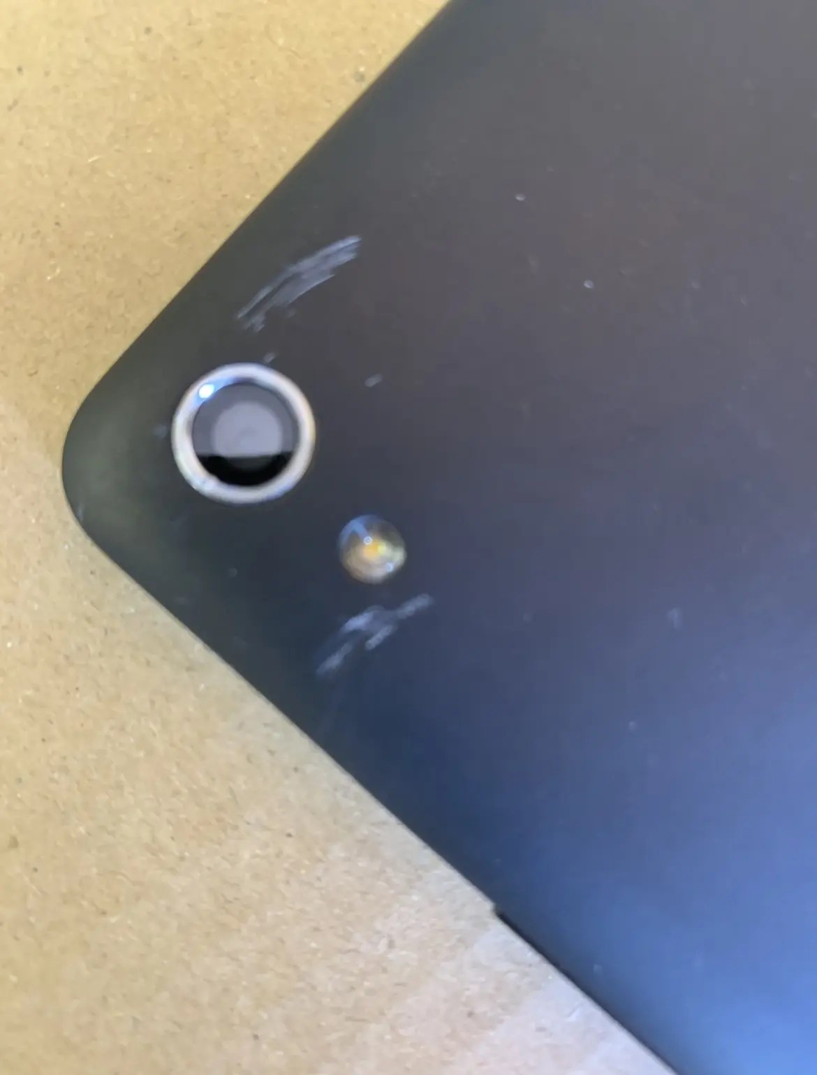 投げられたスマホ