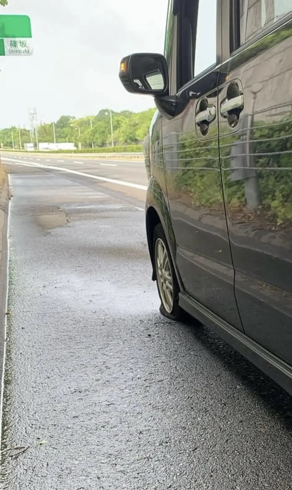 バーストした車