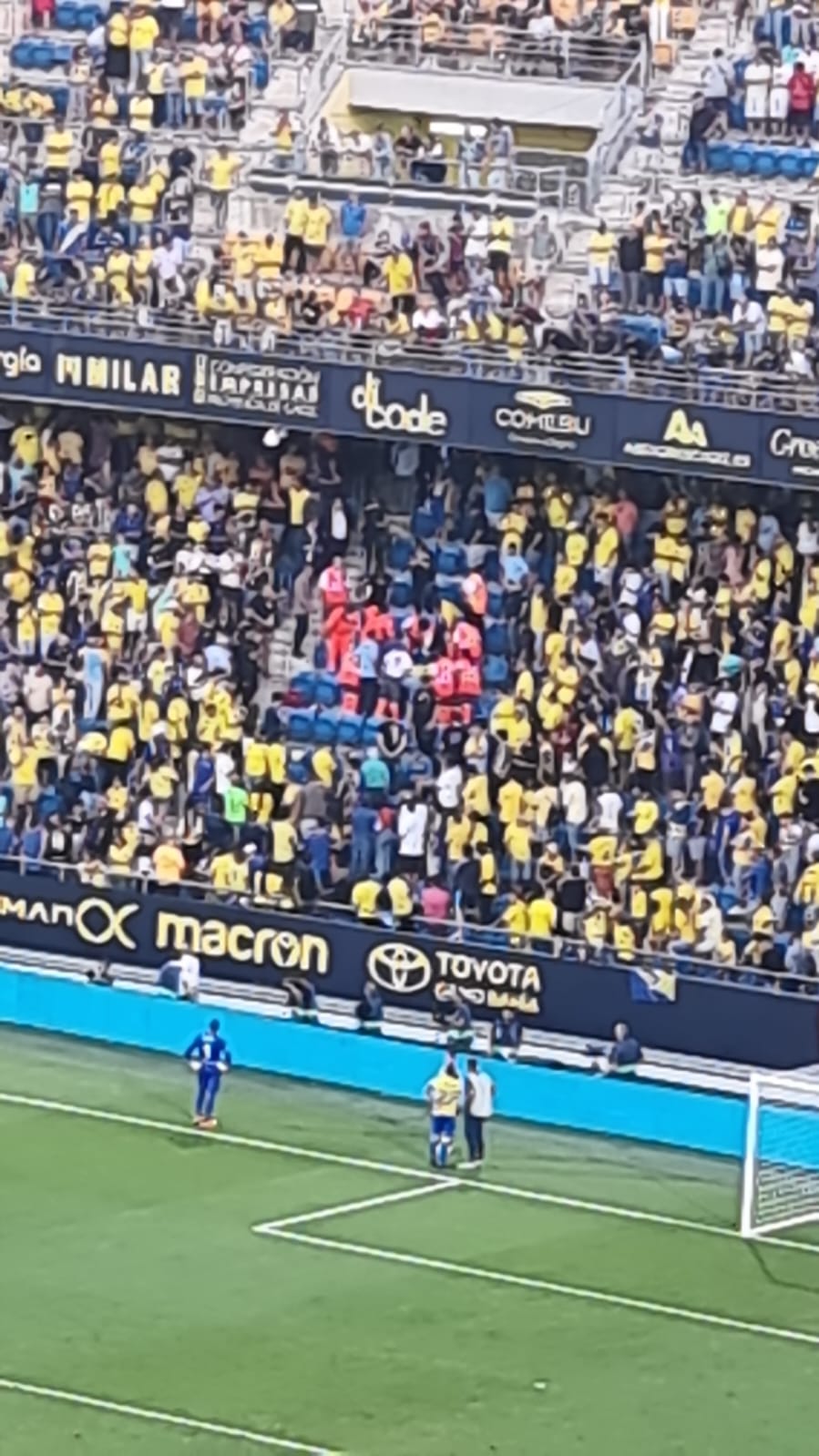 El Aficionado Atendido Durante El Cadiz Cf Fc Barcelona Permanece Ingresado En La Uci La Gaceta De Cadiz
