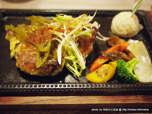 一萬公里外的家鄉味! ~ 台中北屯"廚匠異國料理 Retski's Kitchen"崇德二館 俄式 冰淇淋 北屯區 區域 午餐 台中市 巧克力 排餐 晚餐 甜點 西式 豬排 鐵板料理 飲食/食記/吃吃喝喝