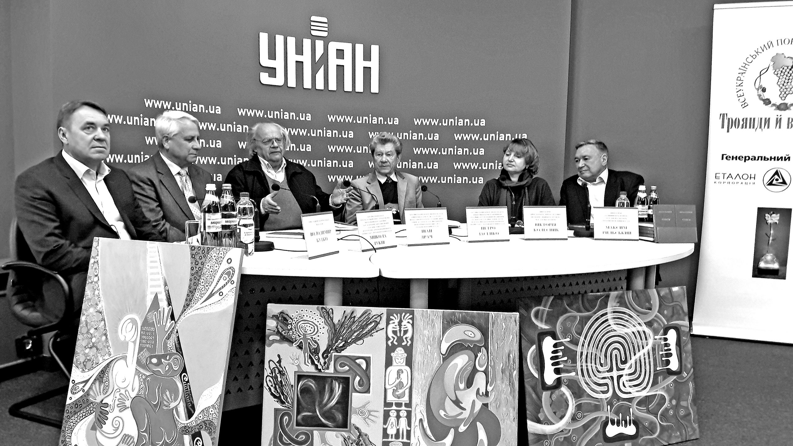 На фото: зліва направо – члени журі – меценат всіх конкурсів, президент корпорації «Еталон» (автобусовиробництво) Володимир Бутко, поет Микола Луків (головний редактор журналу «Дніпро»). Іван Драч, поет Петро Засенко, директор Київського літературно-меморіального музею М.Т.Рильського Вікторія Колесник та Максим Рильський На фото: зліва направо – члени журі – меценат всіх конкурсів, президент корпорації «Еталон» (автобусовиробництво) Володимир Бутко, поет Микола Луків (головний редактор журналу «Дніпро»). Іван Драч, поет Петро Засенко, директор Київського літературно-меморіального музею М.Т.Рильського Вікторія Колесник та Максим Рильський