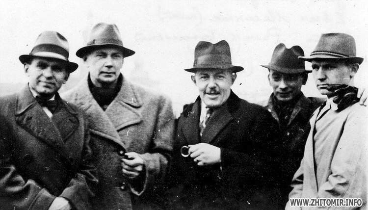 Зліва направо: Улас Самчук, Євген Маланюк, Роман Бжеський, поет Чирський, Олег Штуль Зліва направо: Улас Самчук, Євген Маланюк, Роман Бжеський, поет Чирський, Олег Штуль
