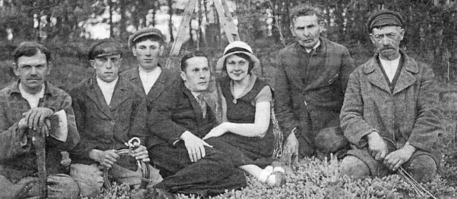 В центрі: Олена Теліга з чоловіком Михайлом Телігою. Краків. 1939 р. В центрі: Олена Теліга з чоловіком Михайлом Телігою. Краків. 1939 р.