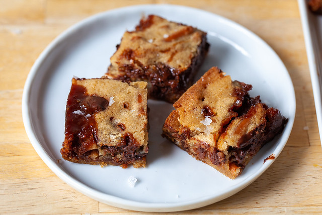 caramel pretzel blondies (care package blondies)