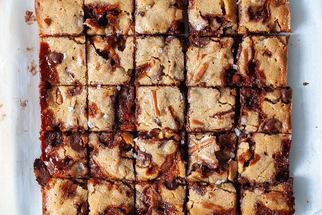 caramel pretzel blondies (care package blondies)