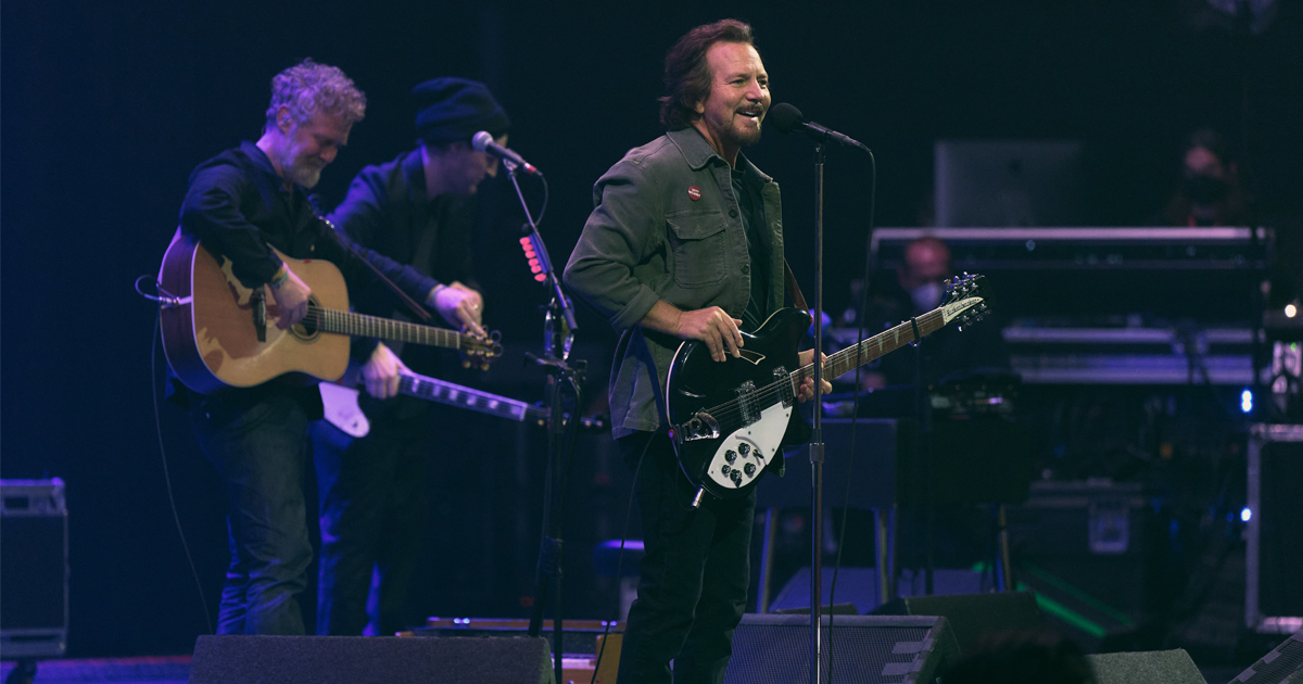 Eddie Vedder Welcomes Stewart Copeland Benmont Tench At Youtube Theater Photos Videos