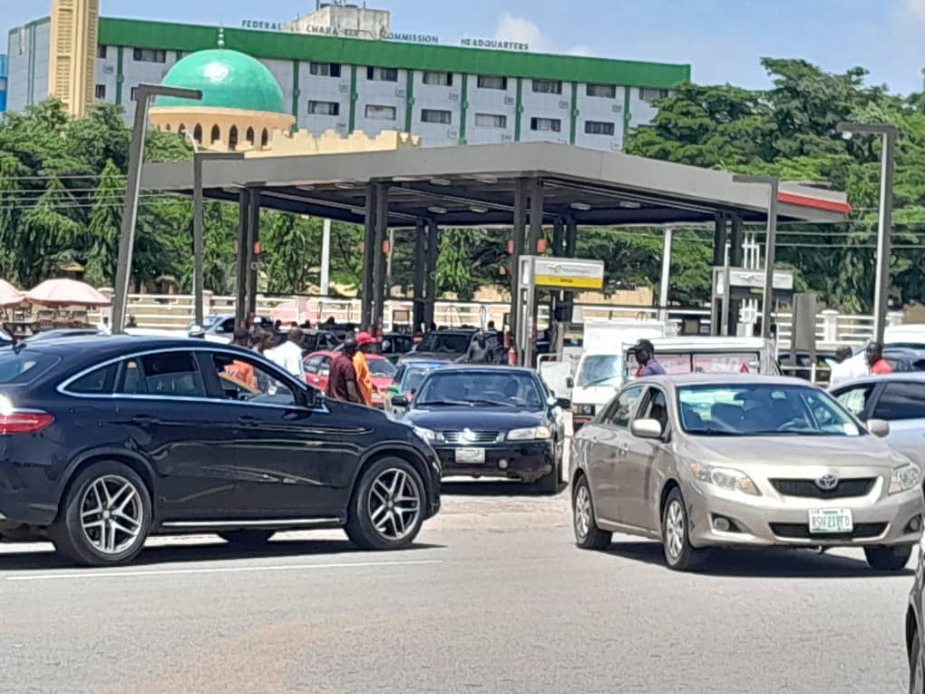 Fuel queue resurface in Abuja [PHOTO CREDIT: Mary Izuaka]