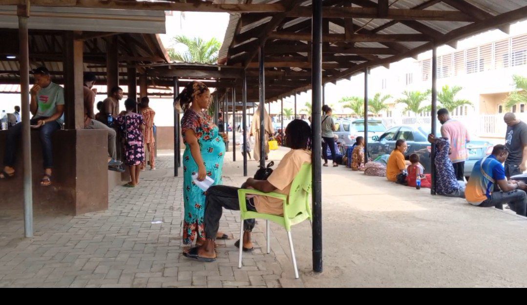 An unnamed man discussing with his pregnant wife after their routine excercise at the Alimosho General Hospital, Lagos Photo credit: Oluwakemi Adelagun-Olaoti