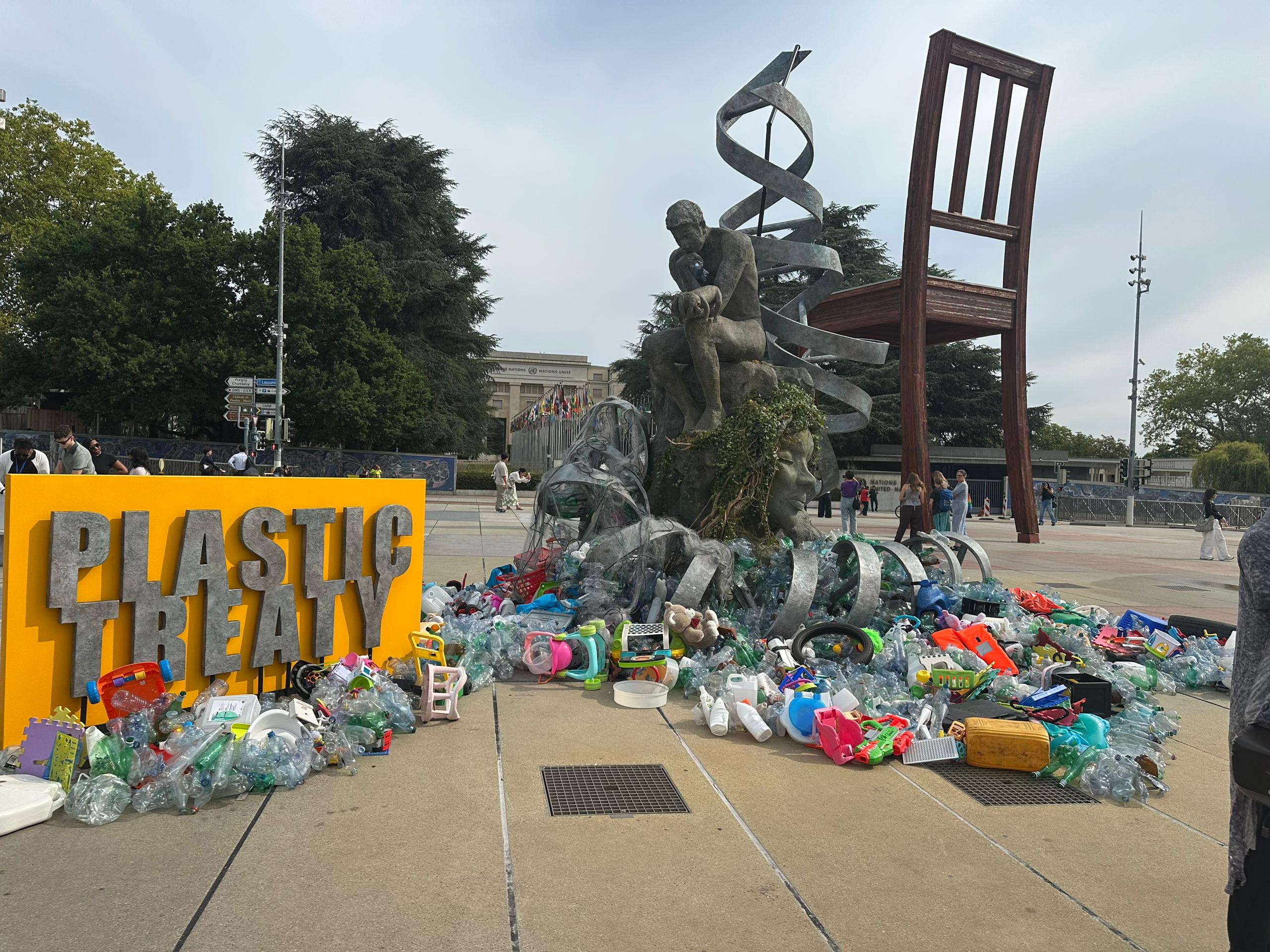 A towering six-meter sculpture—the thinker’s burden, designed by Benjamin Von Wong, to challenge negotiators in Geneva.