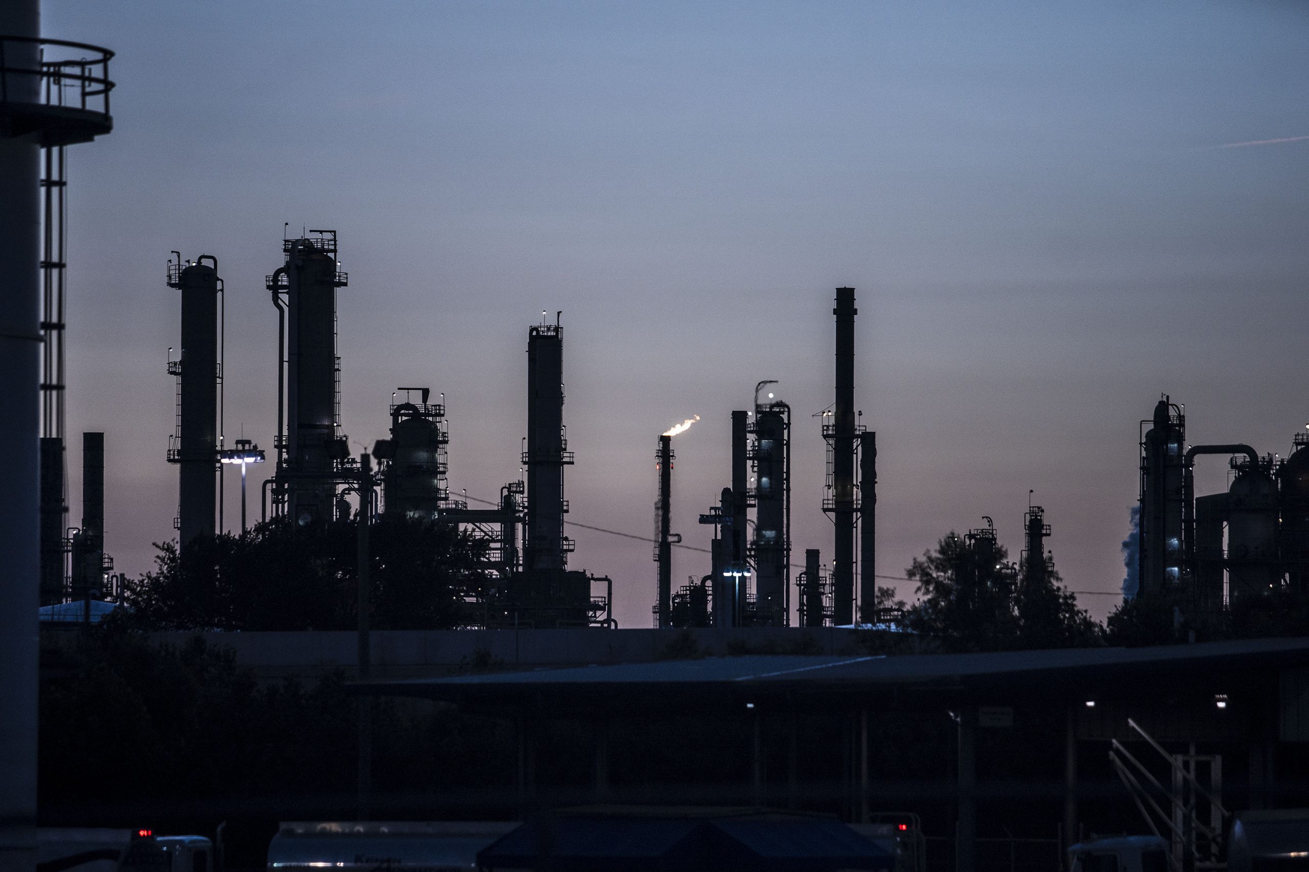 Valero cleans up oil after Memphis refinery flare; excess toxic gas release