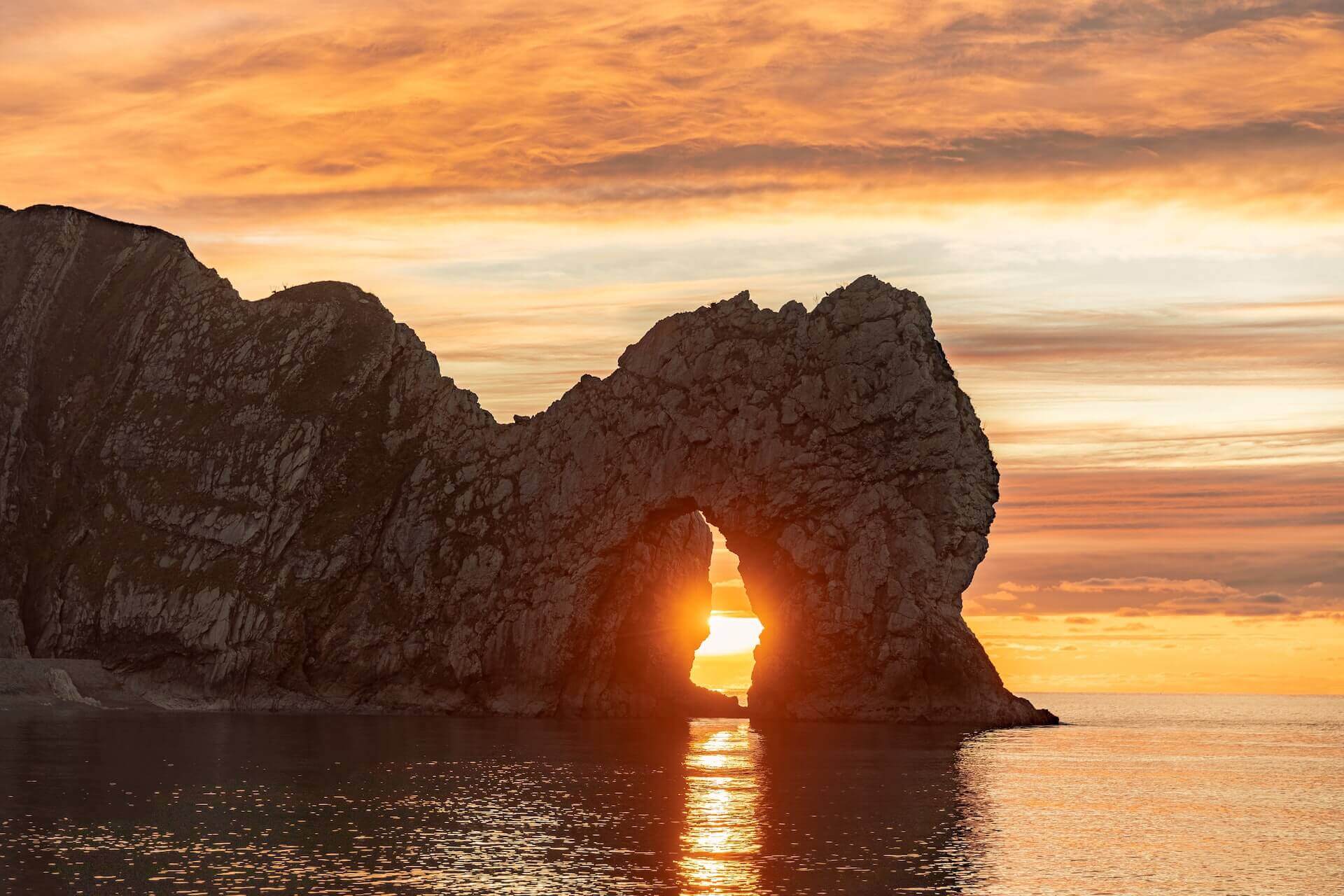 Know why durdle door is unmissable while in uk 52 Durdle door at sunrise