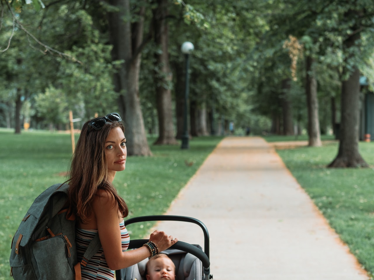 Single mom with child sitting in a park-thrive as a single mother