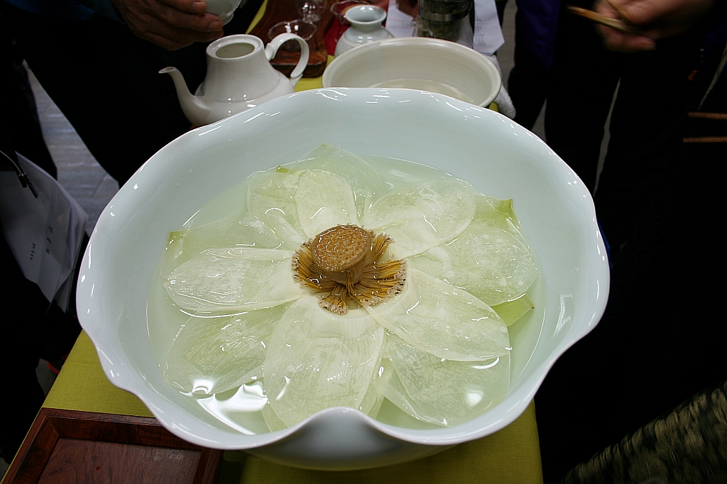 Can lotus leaf tea be combined with other herbs for enhanced health benefits? 20 Lotus flower tea in a tea bowl-can lotus leaf tea be combined with other herbs
