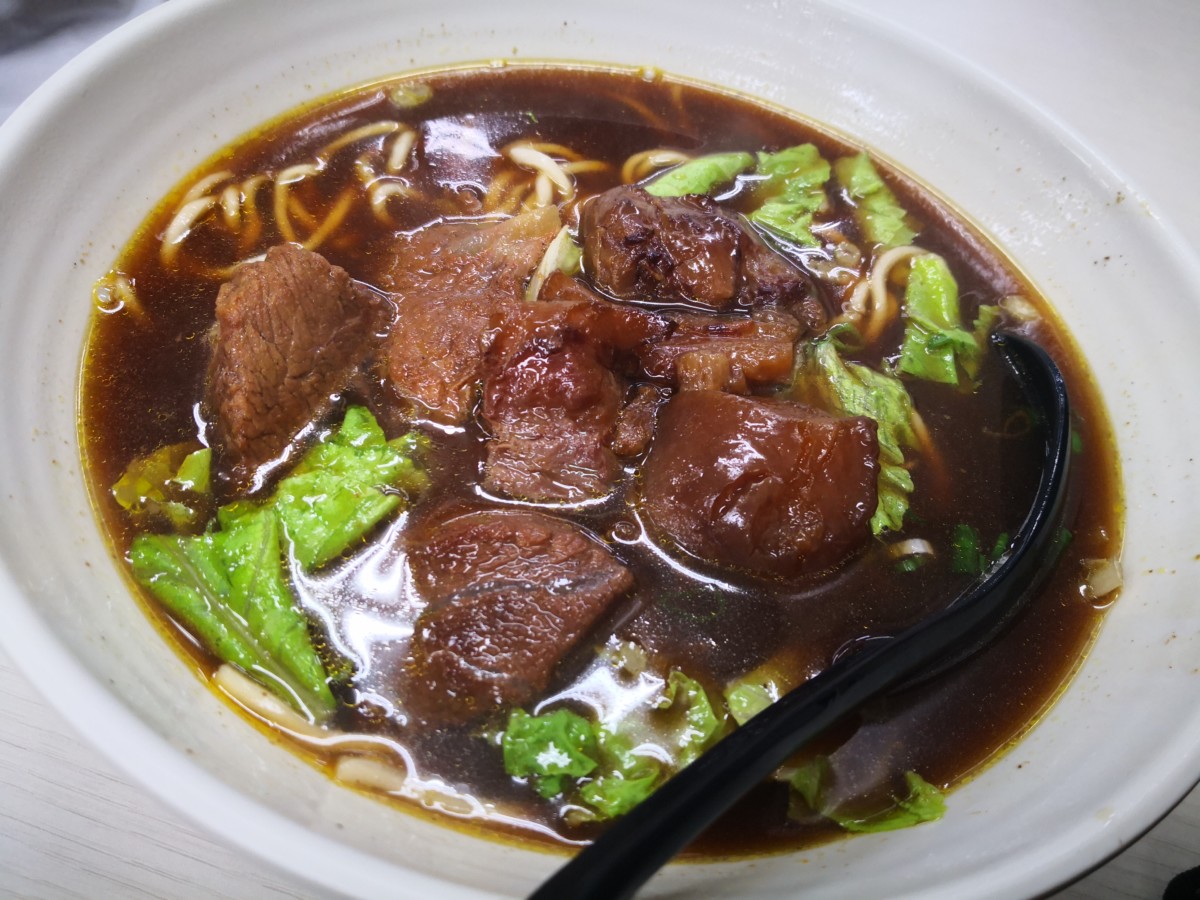 【食記】台中仁義牛肉麵民權店@西區中華路夜市&日新戲院 : 口味清淡靠醬汁, 或許吃的是情懷? 中式 區域 午餐 台中市 夜市小吃 小吃 晚餐 牛肉麵 西區 飲食/食記/吃吃喝喝 麵食類
