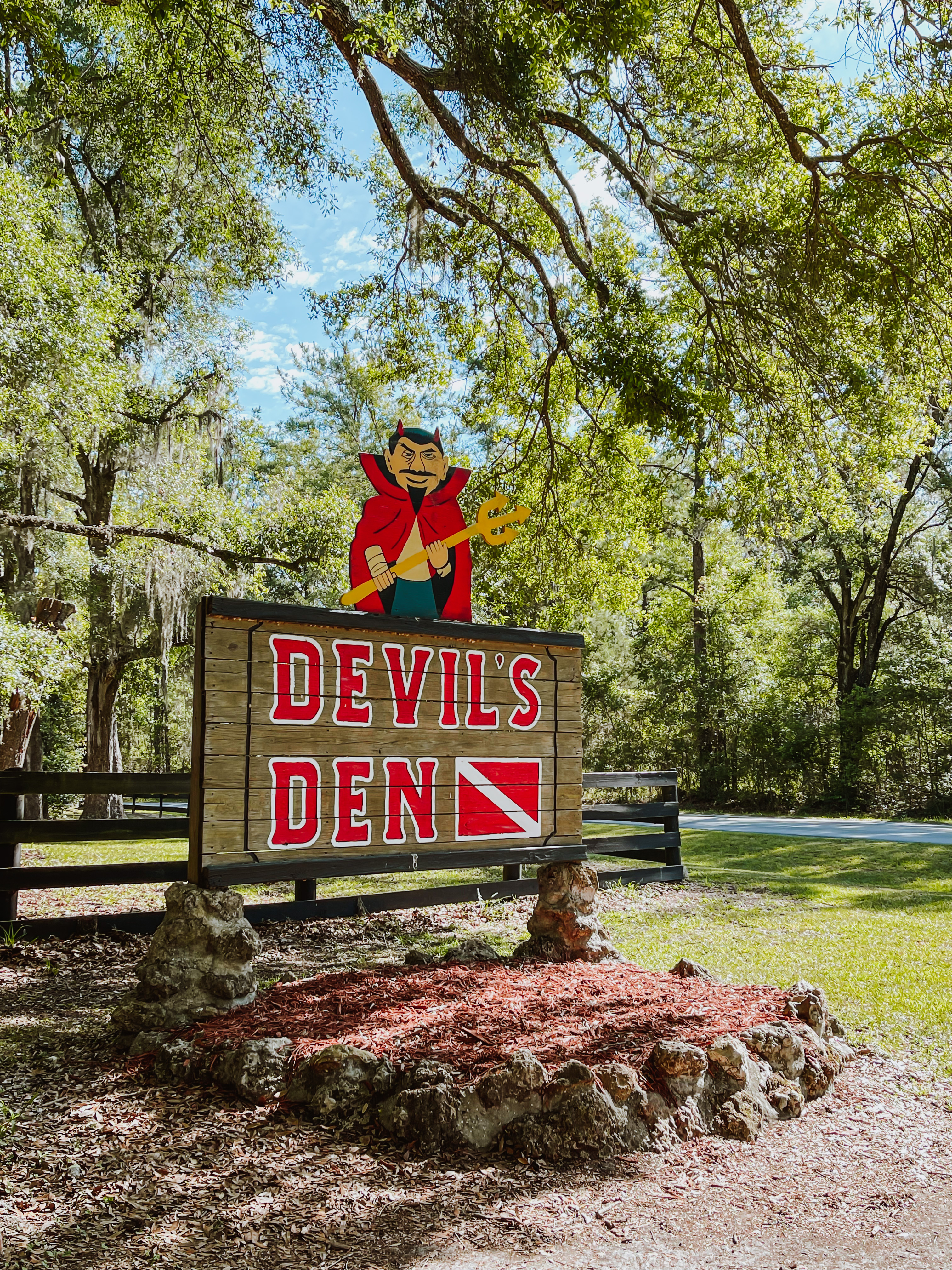 devil's den underground spring cave in Florida