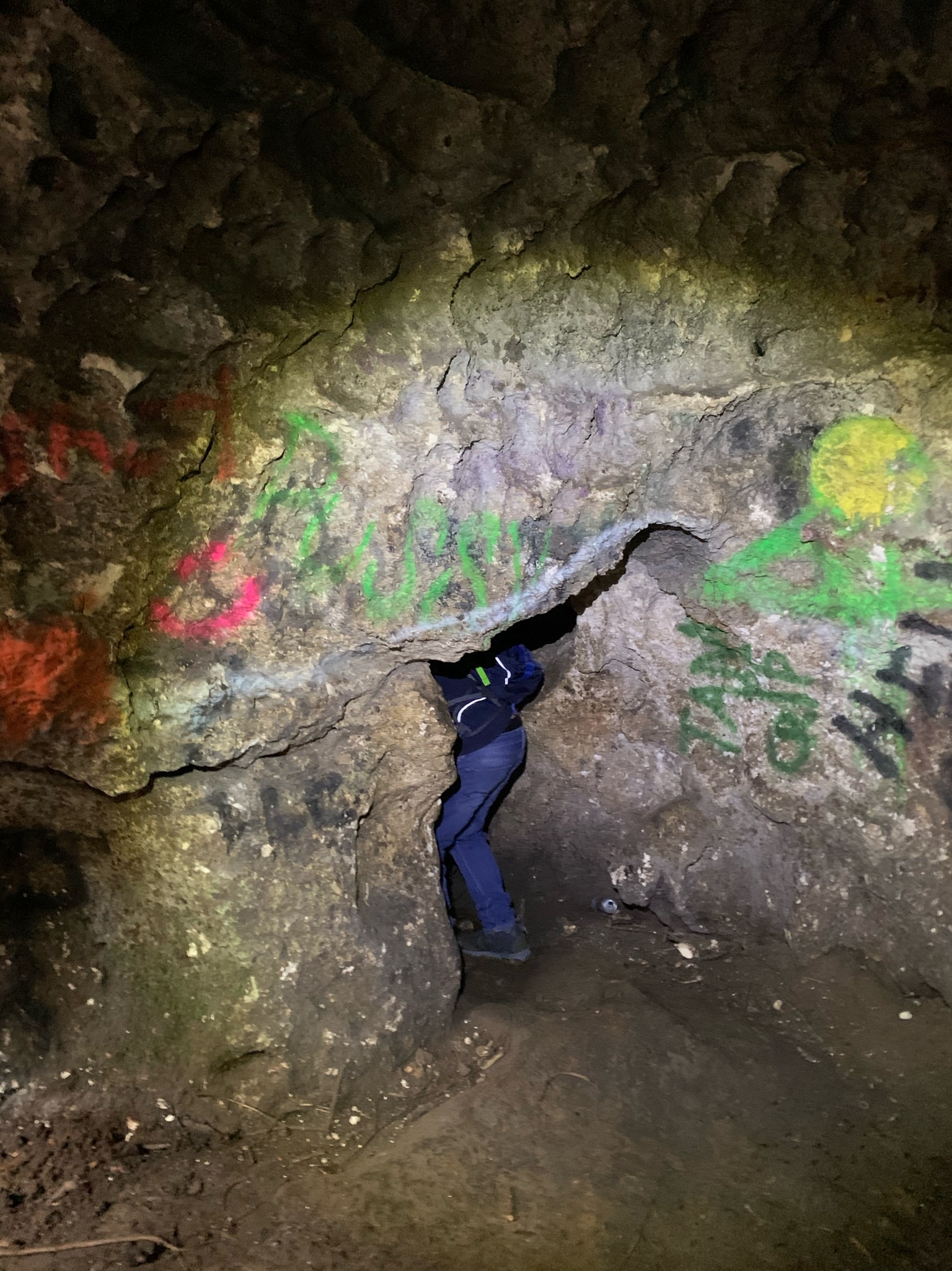 narrow passages in dames cave