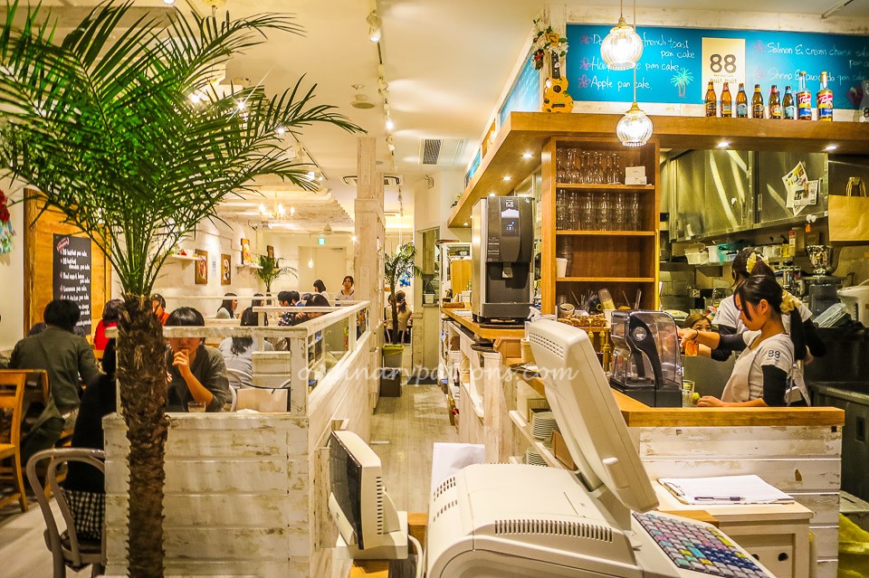 Eating in 88 Huit Huit Cafe Nagoya