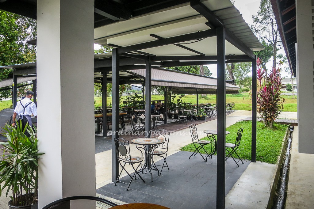 YOUNGS Bar & Restaurant The Oval @ Seletar Aerospace Park