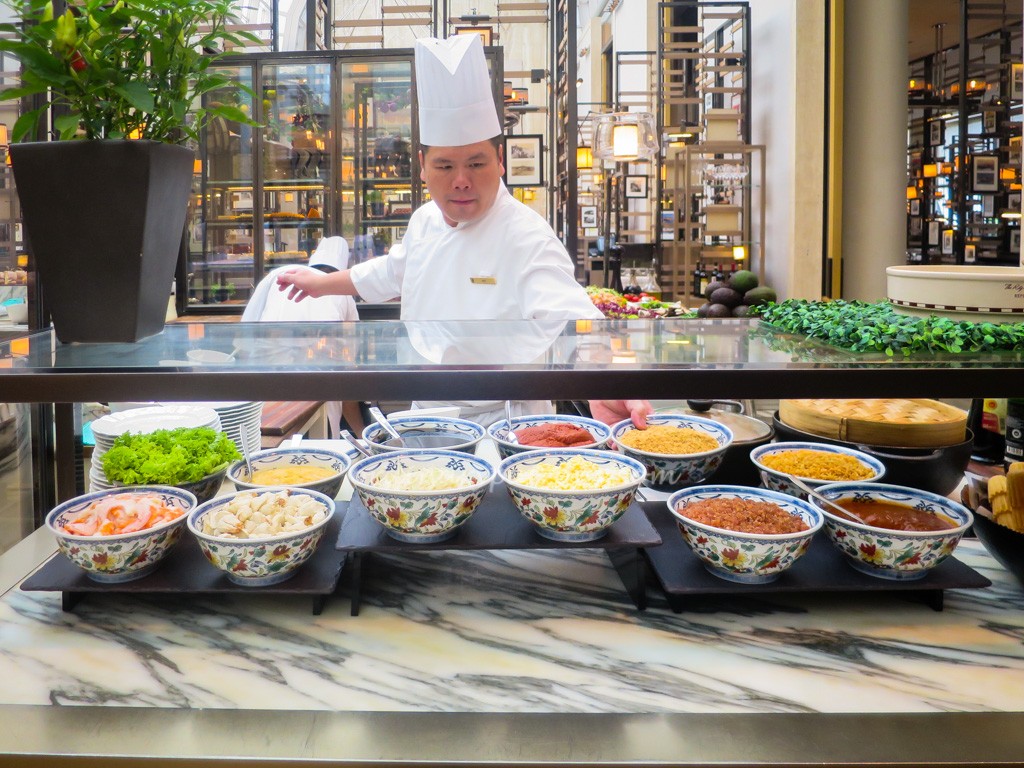 live station for local dishes of popiah and kueh pie tee 