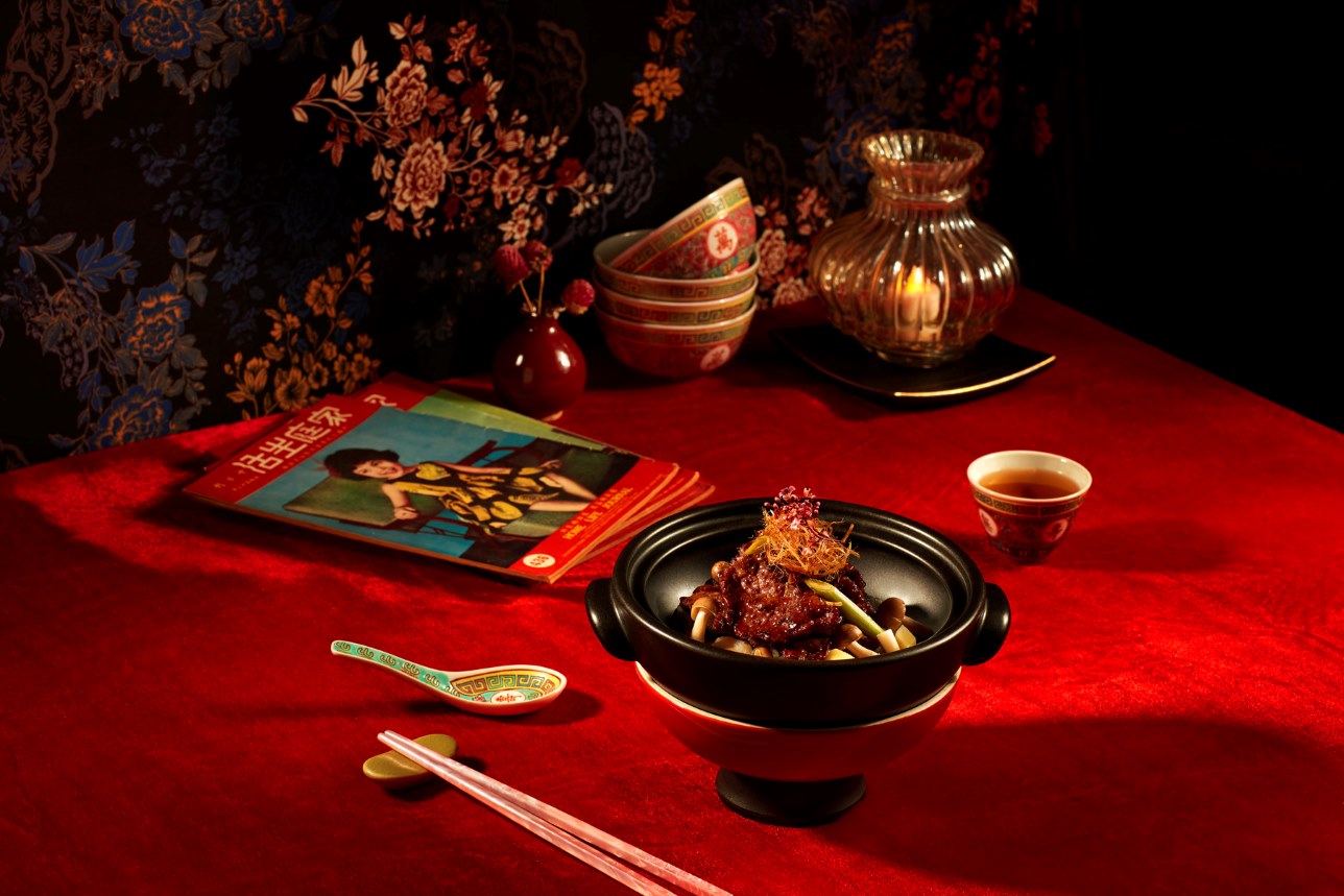 Wok fried Venison Cube with Ginger, Lemon Grass and Black Pepper Sauce, Serve in Claypot