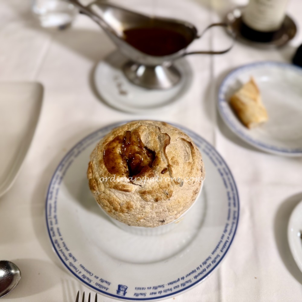 Le Soufflé Paris beef bourguignon soufflé (22€)