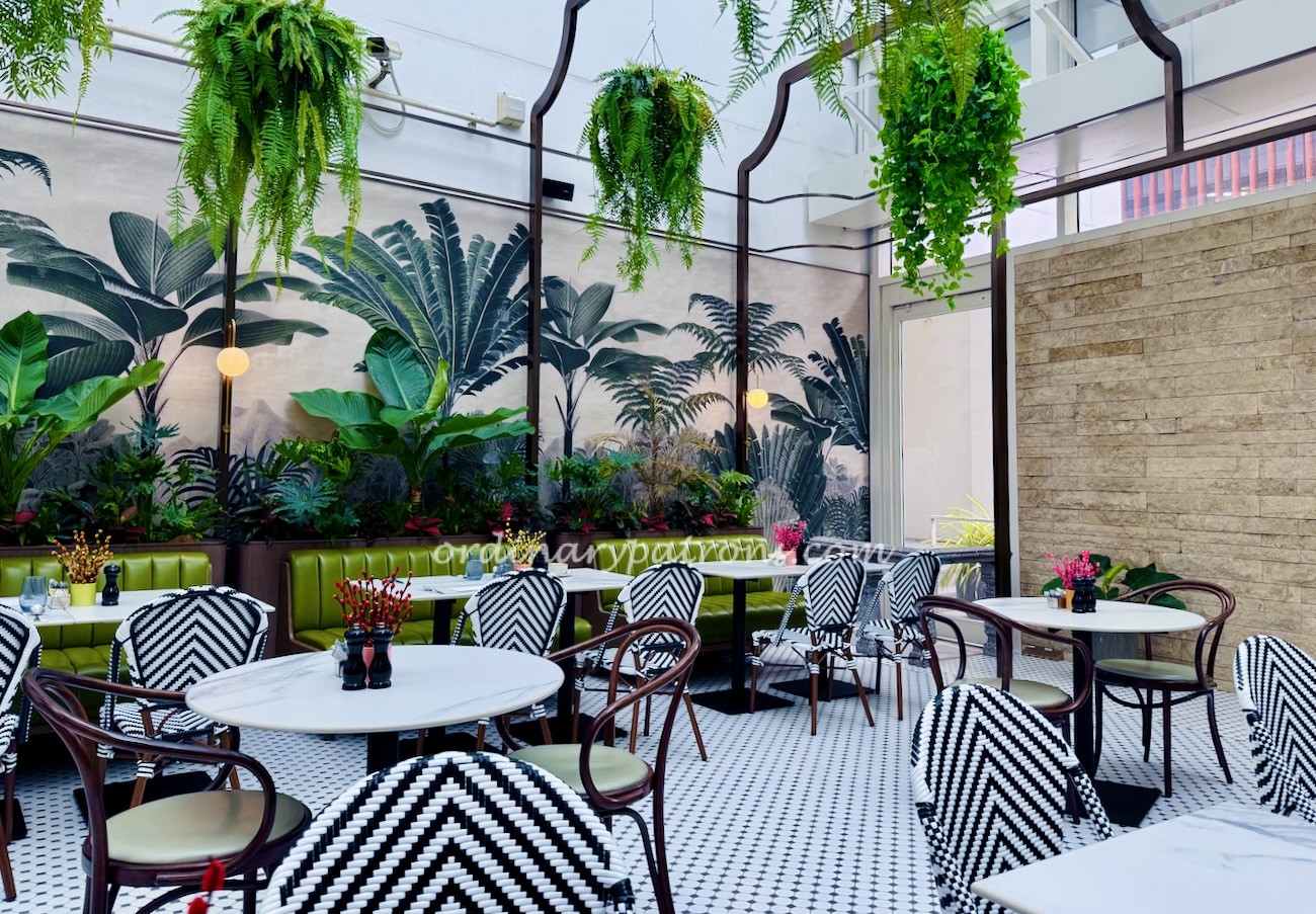 Capitol Bistro. Bar. Patisserie Kempinski Hotel Singapore