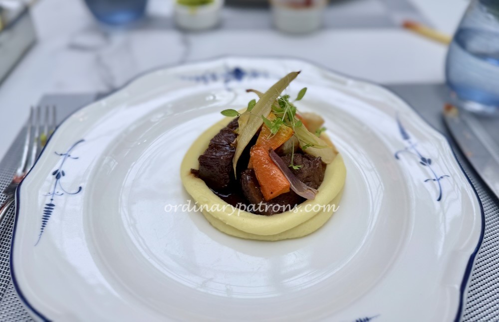 Capitol Bistro. Bar. Patisserie: Calm Oasis at Kempinski Hotel Singapore