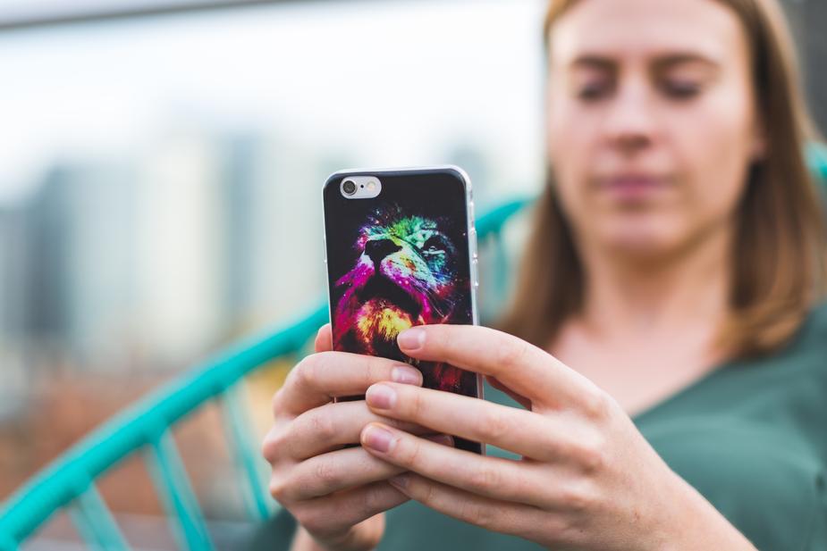 woman-holding-smart-phone_925x