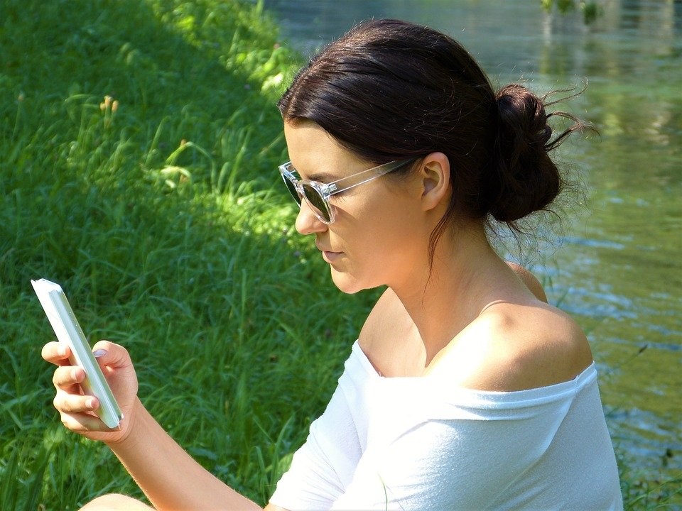 girl dating online