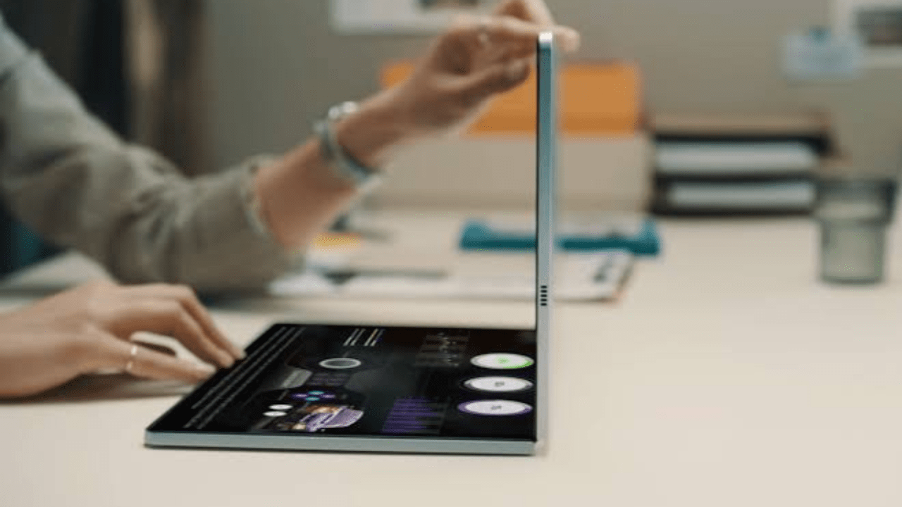 foldable-macbook-due-out-around-2027