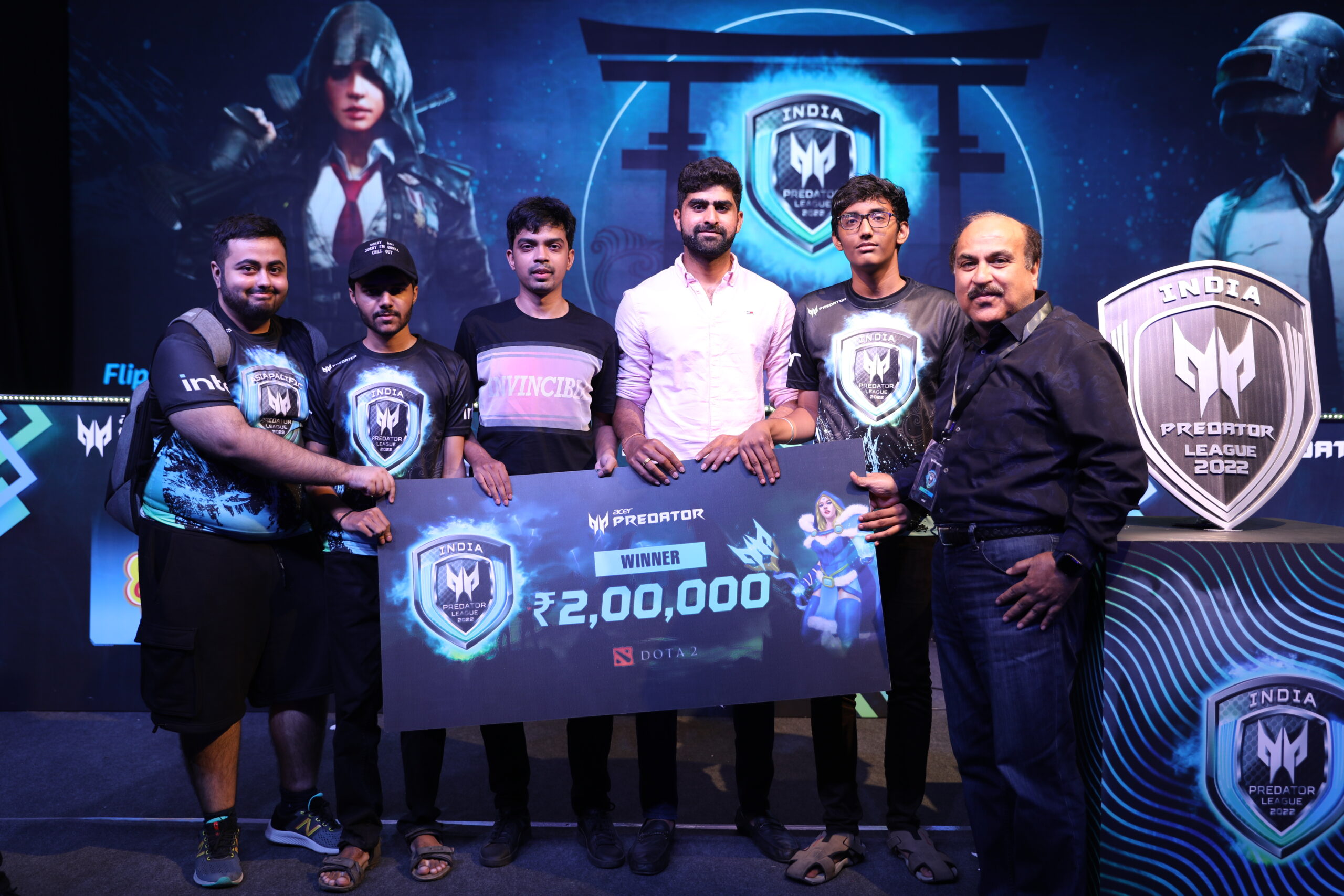 Harish Kohli, President and MD Acer India presenting the DOTA 2 winners their winning check