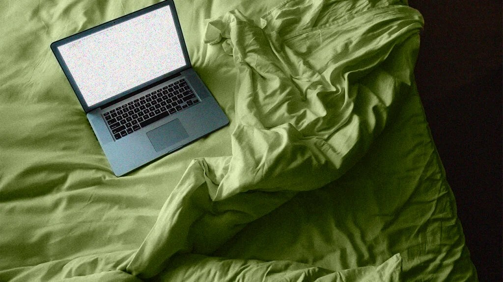 laptop on bed; is there a link between pornography and depression