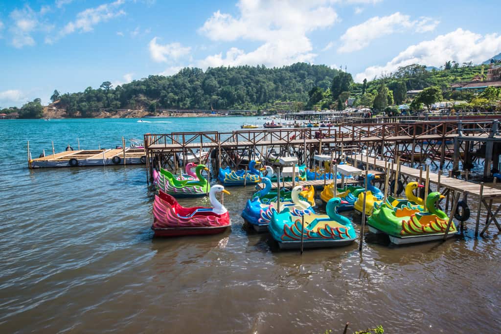 paddle boats at lake baratan, lake bratan