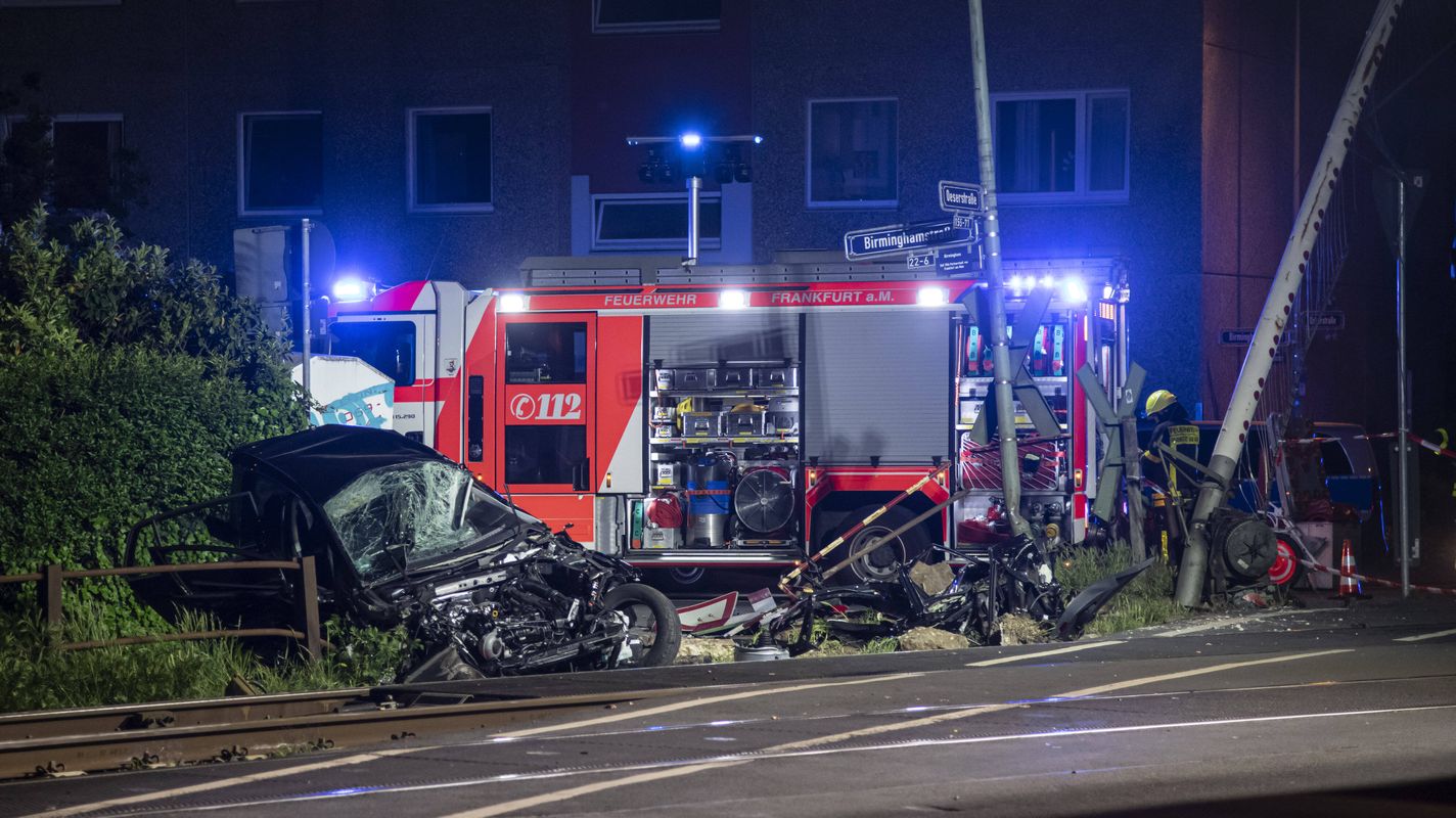 Train Crushes People At Level Crossings In Frankfurt 1 Dead 2 Injured